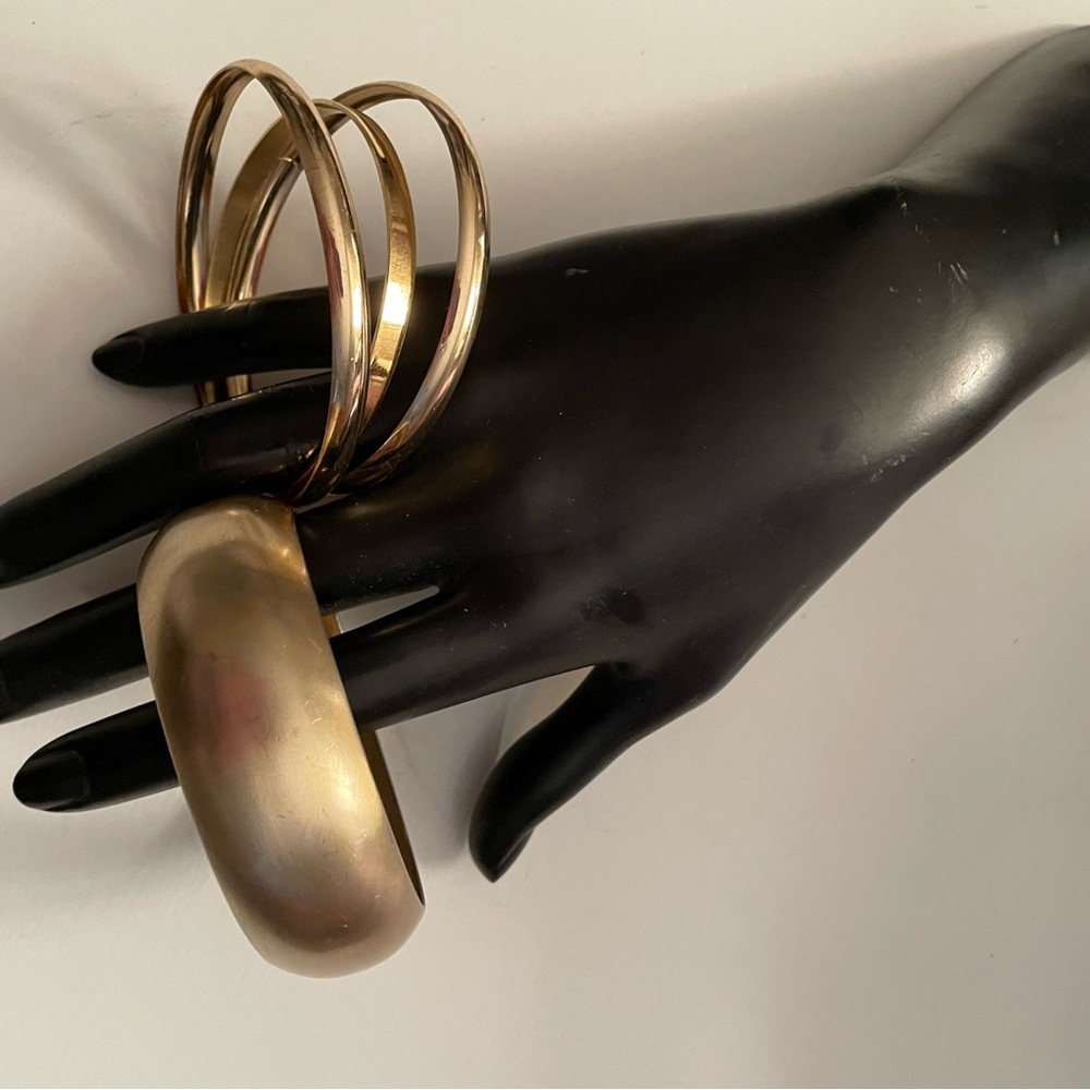 Gold Tone Women’s Bangle Bracelet Set - Picture 4 of 5